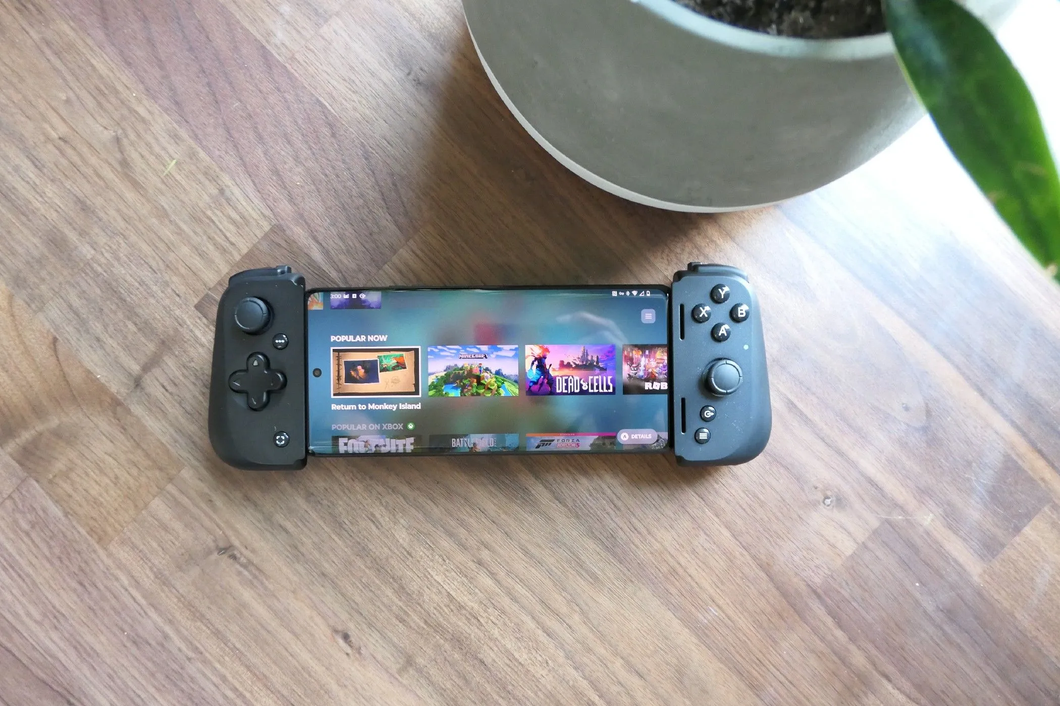 Điện thoại Motorola Edge+ gắn vào tay cầm chơi game Razer Kishi v2, minh họa giải pháp nâng cao trải nghiệm nhưng ít người dùng.
