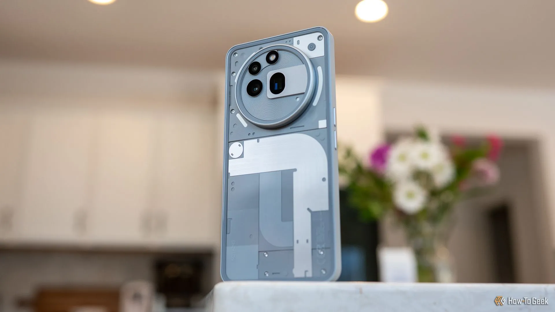 Điện thoại Nothing Phone (3a) Pro màu đen với giao diện độc đáo