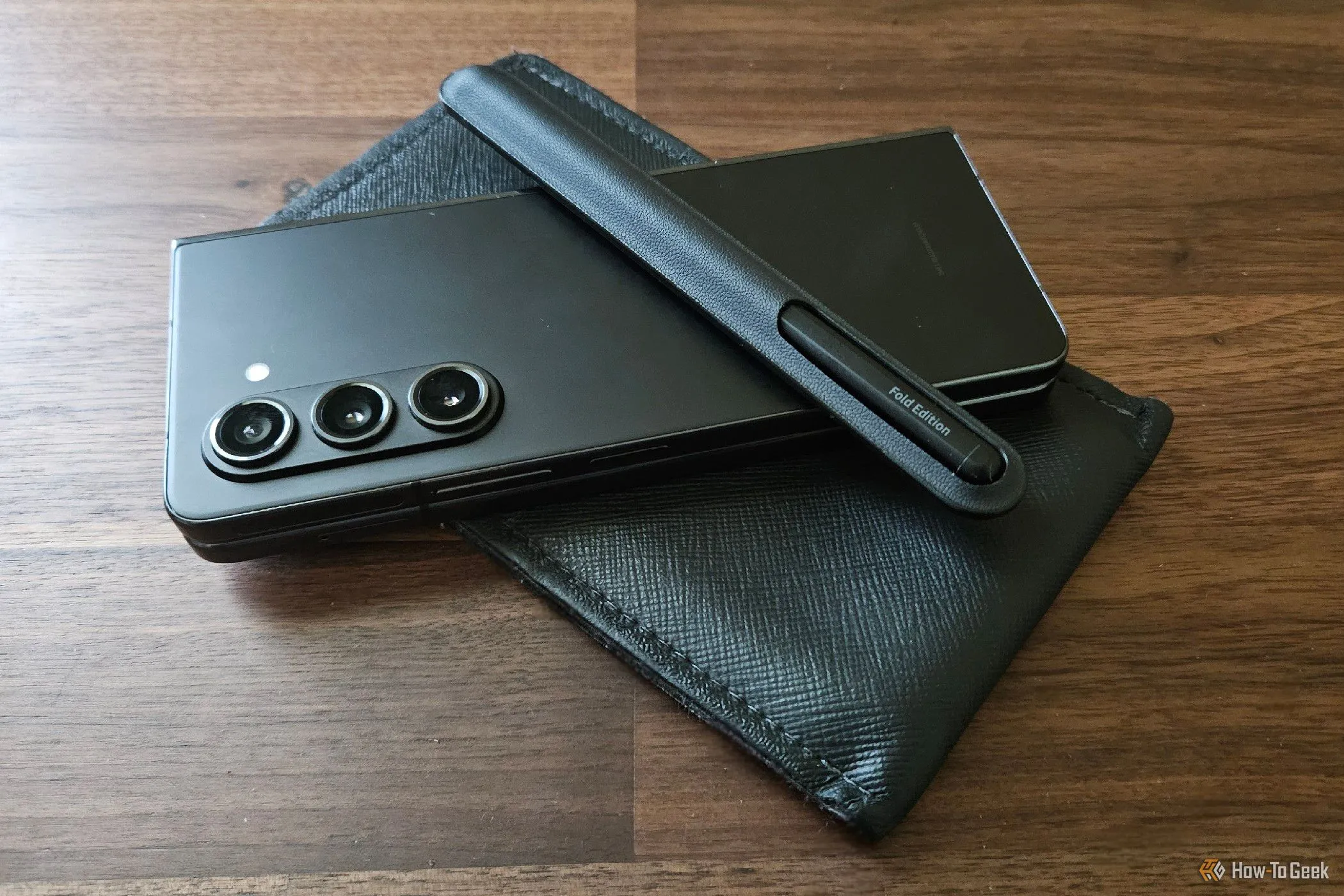 Điện thoại Samsung Galaxy Z Fold 5 đi kèm bút S Pen và bao đựng, thể hiện khả năng chống trầy xước.