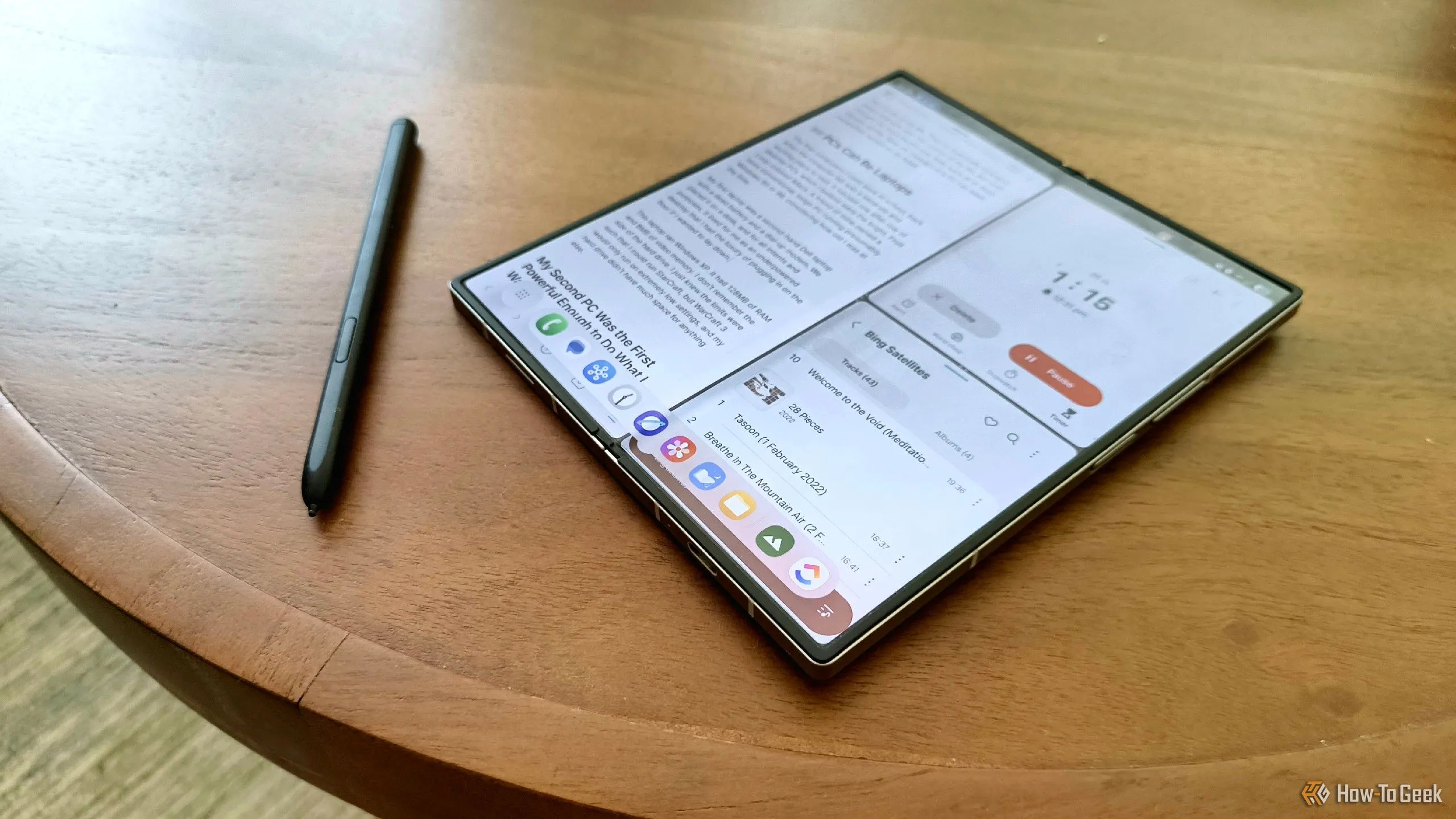 Điện thoại Samsung Galaxy Z Fold 6 với bút S Pen trên bàn cà phê, thể hiện không gian làm việc chuyên nghiệp và tối giản.