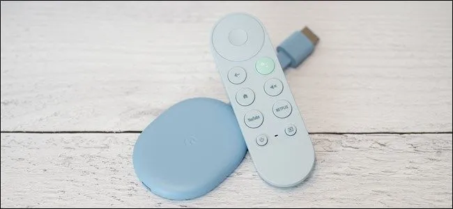 Điều khiển Chromecast with Google TV và giao diện ứng dụng Button Mapper để tùy chỉnh các nút bấm.
