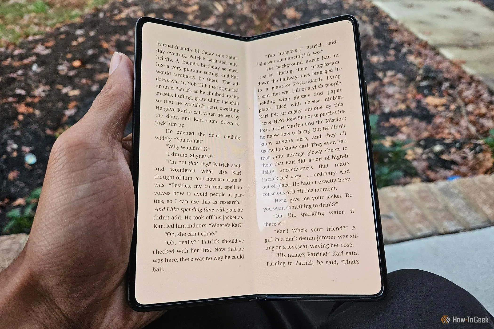 Đọc sách trên màn hình lớn của Galaxy Z Fold 5, minh chứng sự tiện lợi và độ bền màn hình.
