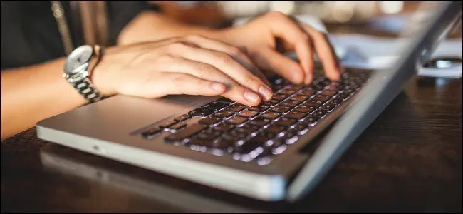 Đôi tay đang gõ phím trên bàn phím MacBook, minh họa các phím tắt chỉnh sửa văn bản
