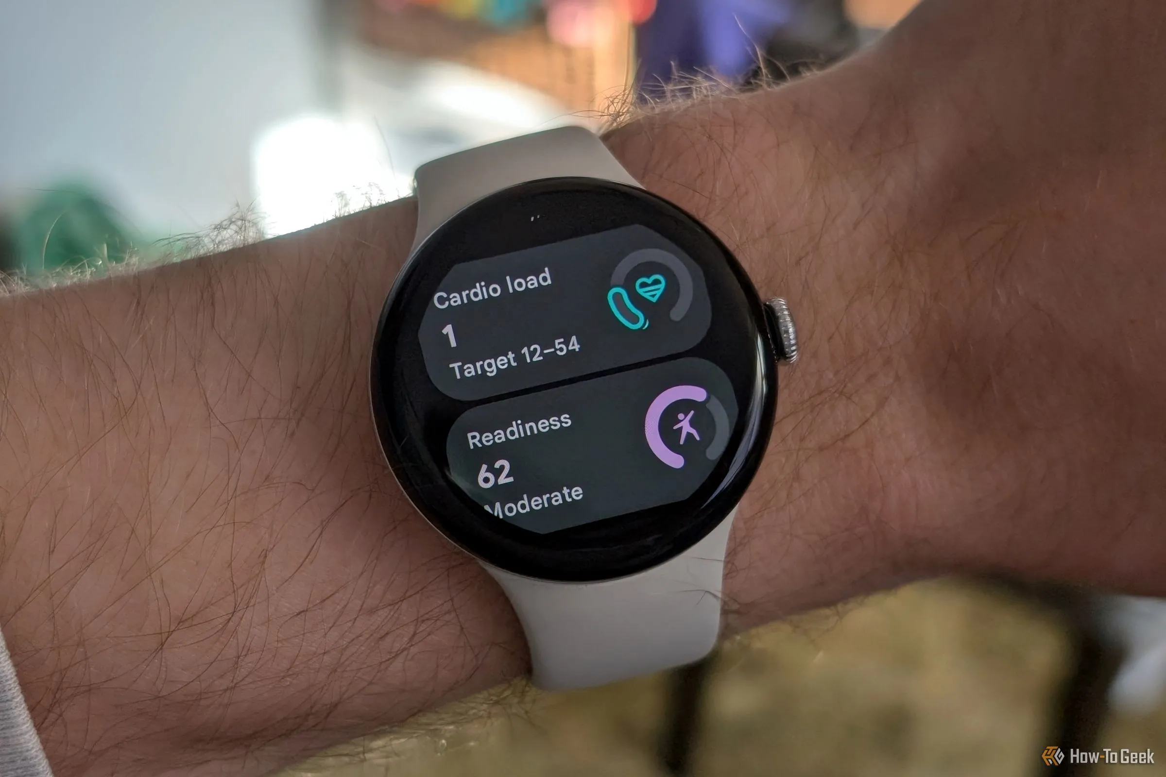Đồng hồ thông minh Google Pixel Watch 3 trên cổ tay, tính năng theo dõi sức khỏe đột phá được FDA chấp thuận
