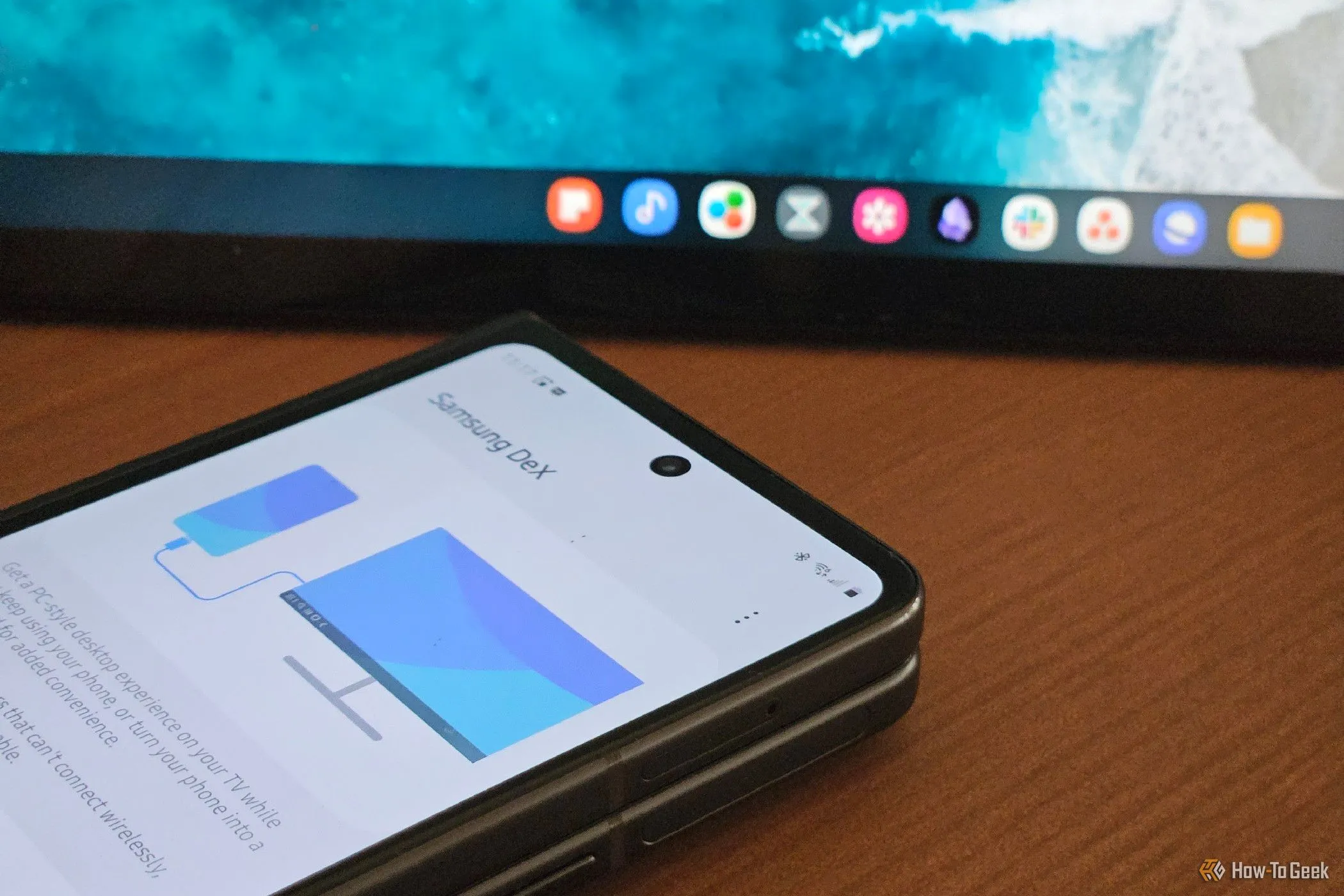 Galaxy Z Fold 5 khởi động Samsung DeX trên lapdock, biến điện thoại thành trung tâm giải trí.