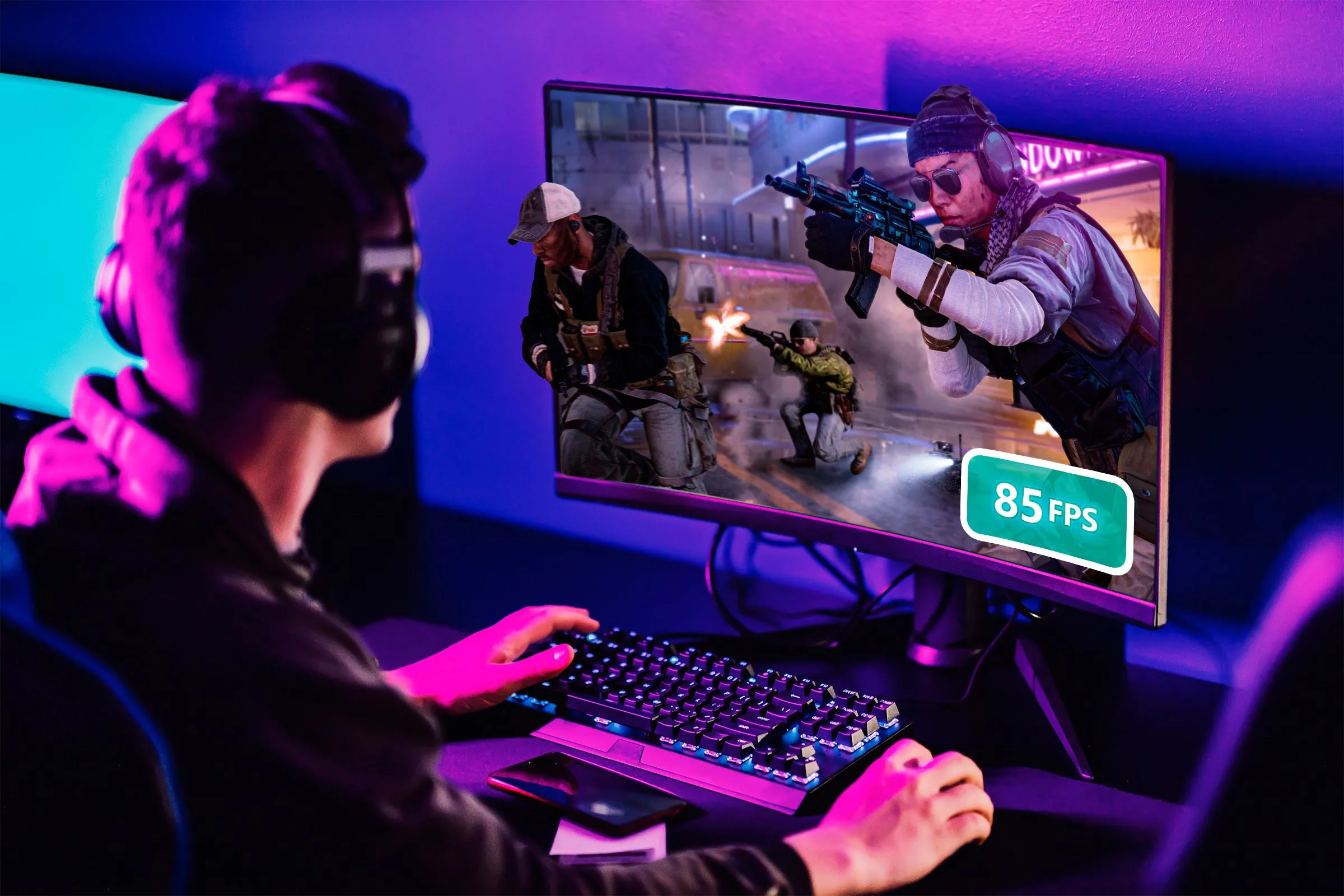 Game thủ đang chơi game trên PC với chỉ số FPS hiển thị, trải nghiệm tần số quét màn hình cao