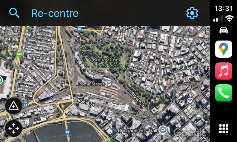 Giao diện bản đồ vệ tinh của Google Maps trên Apple CarPlay, hiển thị hình ảnh thực tế từ trên cao, cung cấp cái nhìn chi tiết hơn về địa hình và môi trường xung quanh.