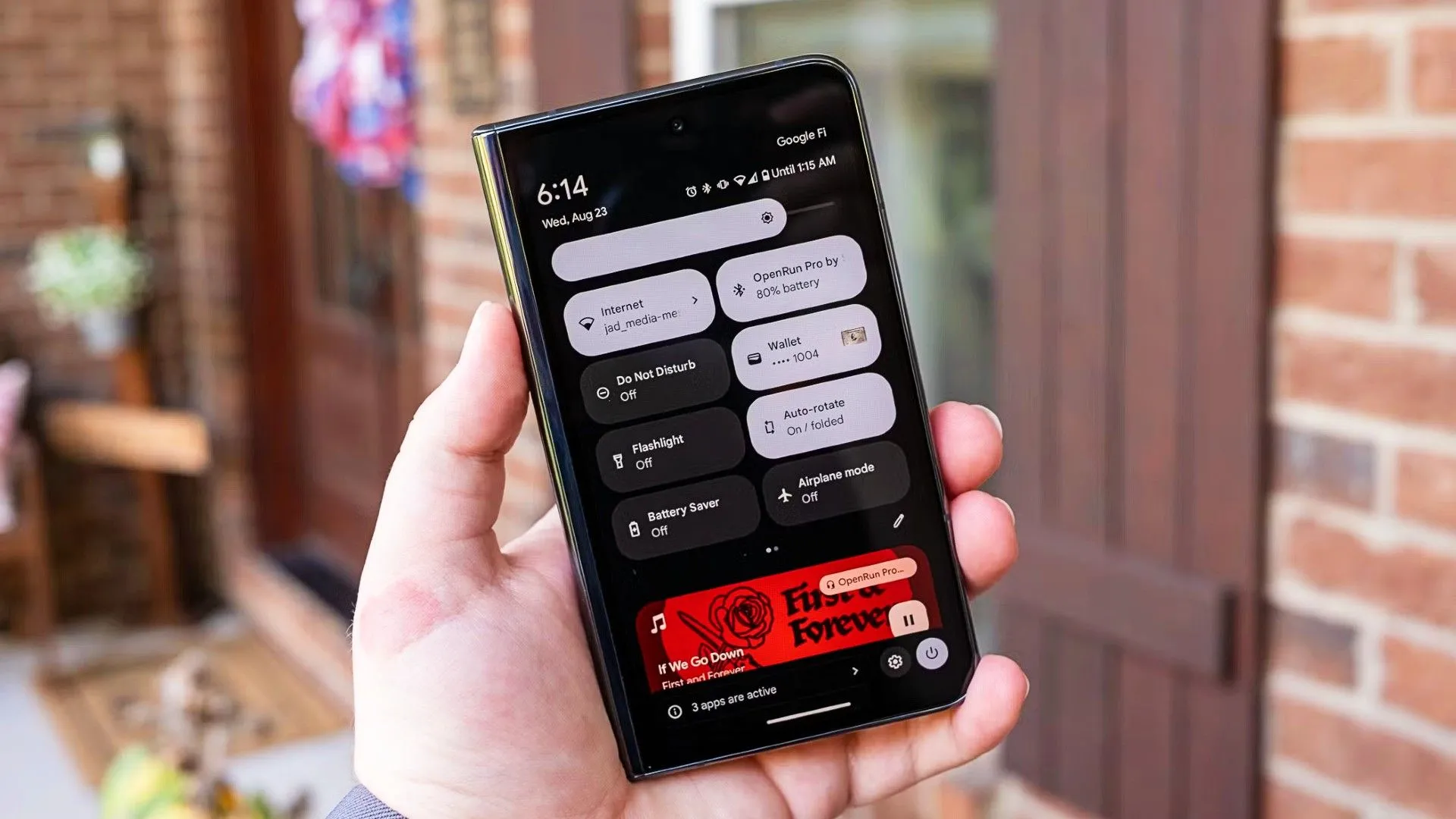Giao diện cài đặt nhanh và thông báo trên Google Pixel Fold, minh họa việc kích hoạt Chế độ Khách (Guest Mode) để chia sẻ điện thoại an toàn.