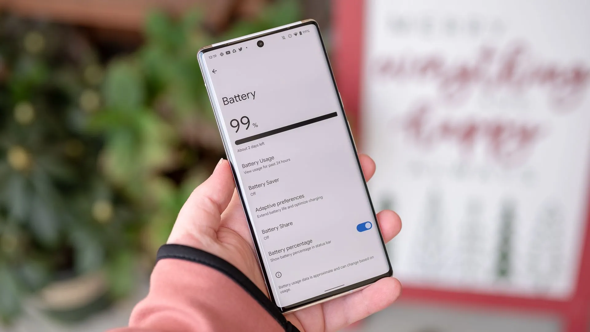 Giao diện cài đặt pin trên Google Pixel 6 Pro, hiển thị thông tin sức khỏe pin, liên quan đến các mẹo duy trì tuổi thọ pin điện thoại.