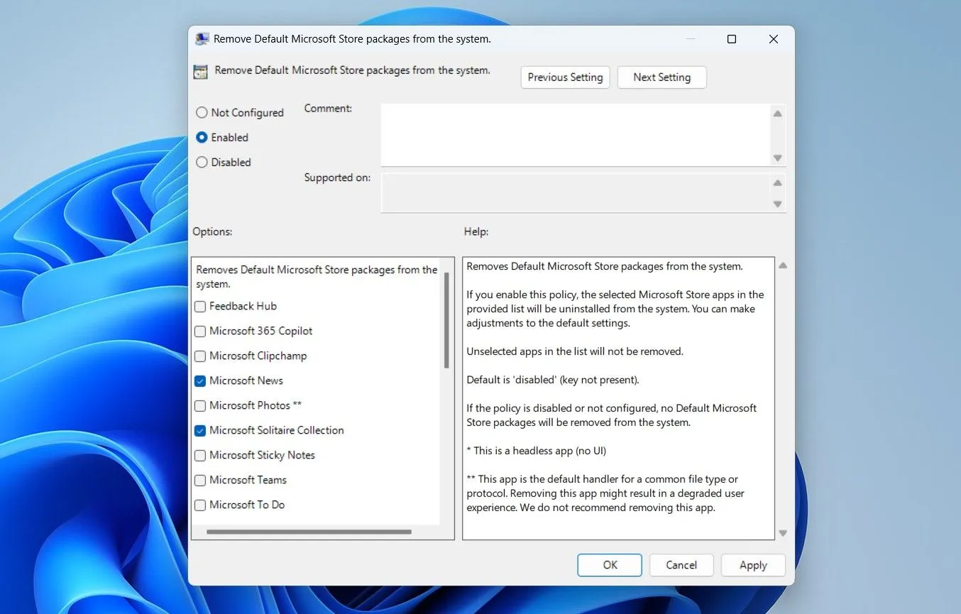 Giao diện chính sách &quot;Gỡ bỏ các gói ứng dụng Microsoft Store mặc định khỏi hệ thống&quot; trong Group Policy Editor hiển thị danh sách các ứng dụng có thể xóa, giúp tối ưu Windows 11 bằng cách giảm bloatware.