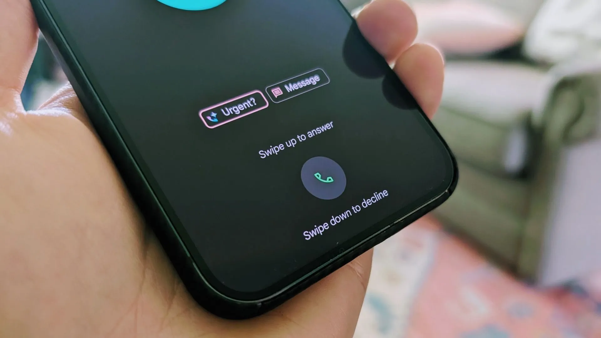 Giao diện cuộc gọi đến mới trên ứng dụng Google Phone của Android với các tùy chọn trả lời và từ chối được thiết kế lại