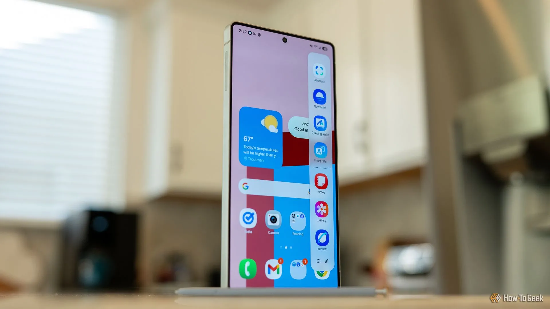 Giao diện Edge Panel được mở rộng trên màn hình cong của Samsung Galaxy S25 Ultra, hiển thị các ứng dụng và phím tắt tiện ích, minh họa tính năng độc đáo.