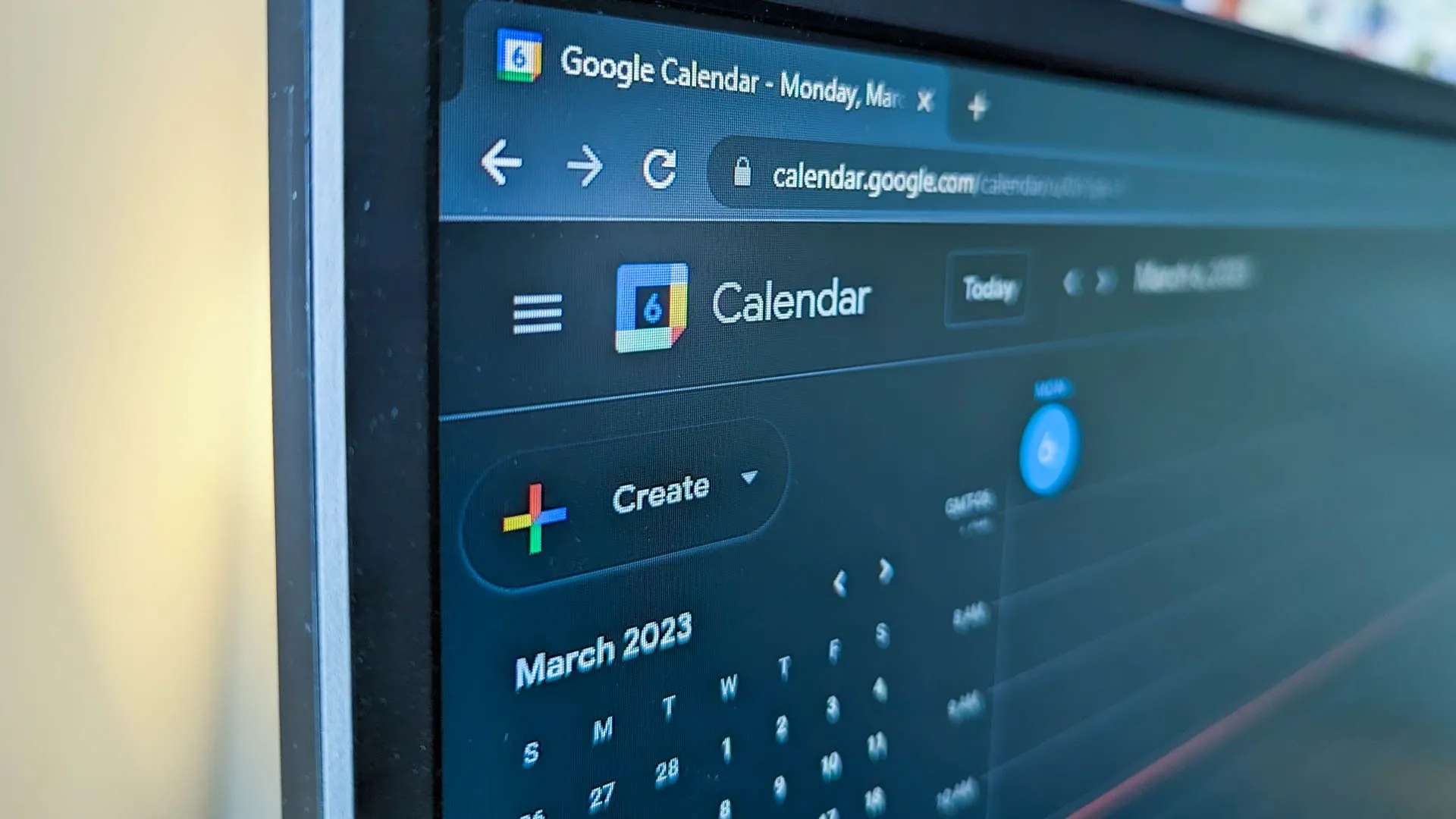 Giao diện Google Calendar trong chế độ tối trên Chrome, ví dụ về Dark Mode trong các ứng dụng khác ngoài Excel, đồng bộ với cài đặt hệ thống Windows.