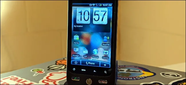 Giao diện HTC Sense hiển thị trên màn hình điện thoại, cho thấy sự tối giản và hiện đại.