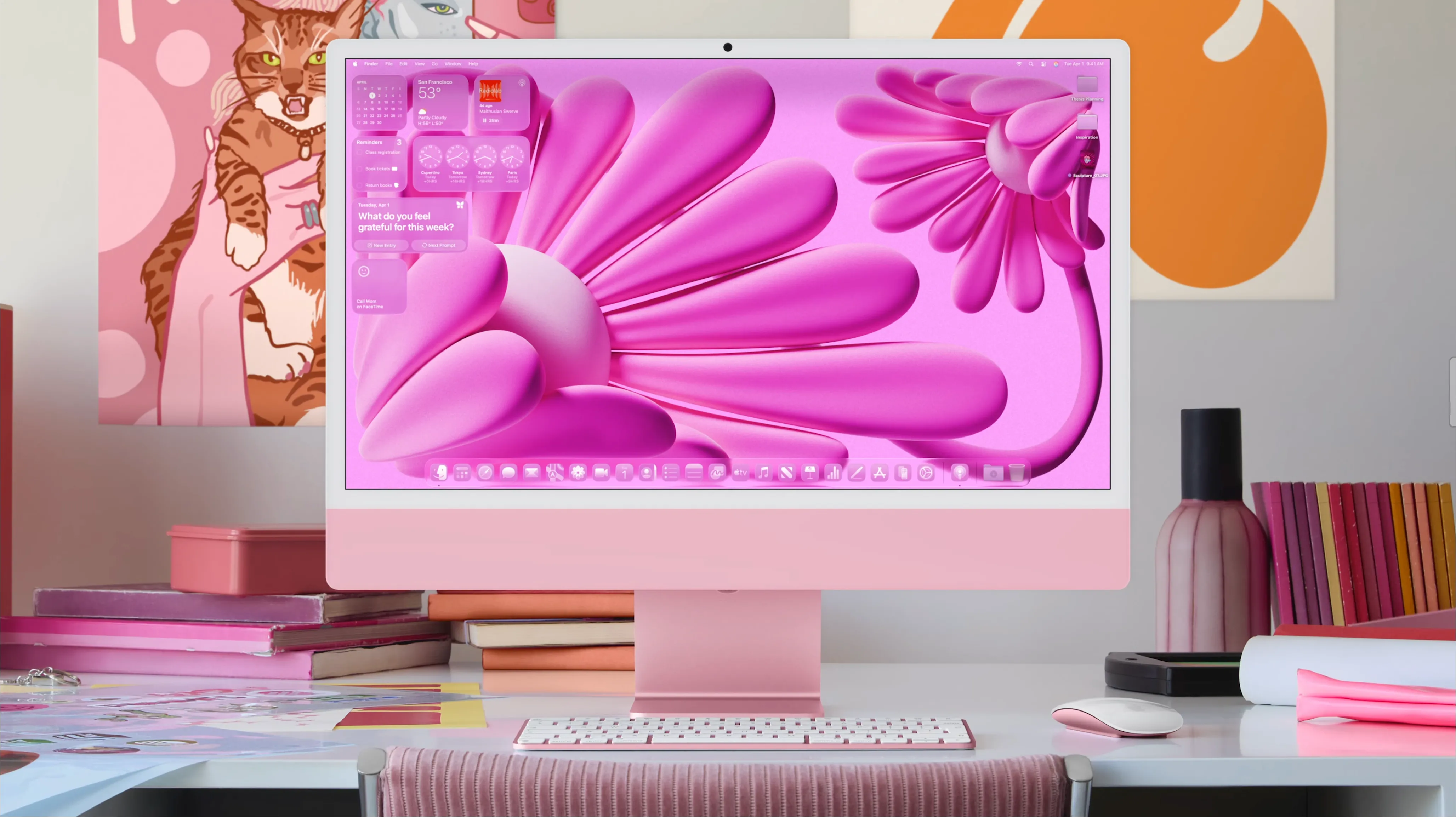 Giao diện macOS 26 Tahoe với các chủ đề màu hồng tùy chỉnh, minh họa khả năng thay đổi màu sắc icon và giao diện người dùng theo phong cách Liquid Glass.