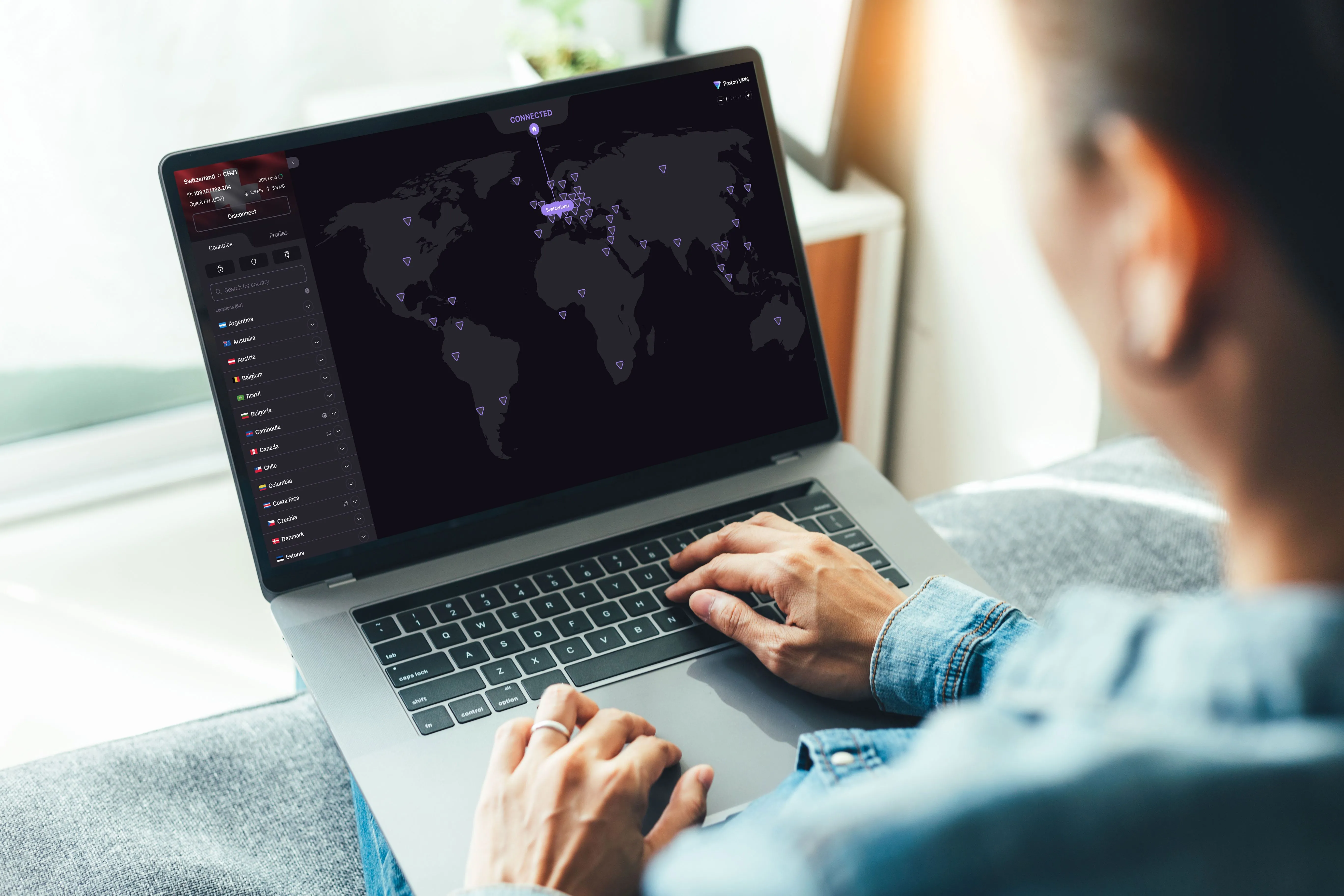 Giao diện phần mềm Proton VPN đang hoạt động trên máy tính xách tay