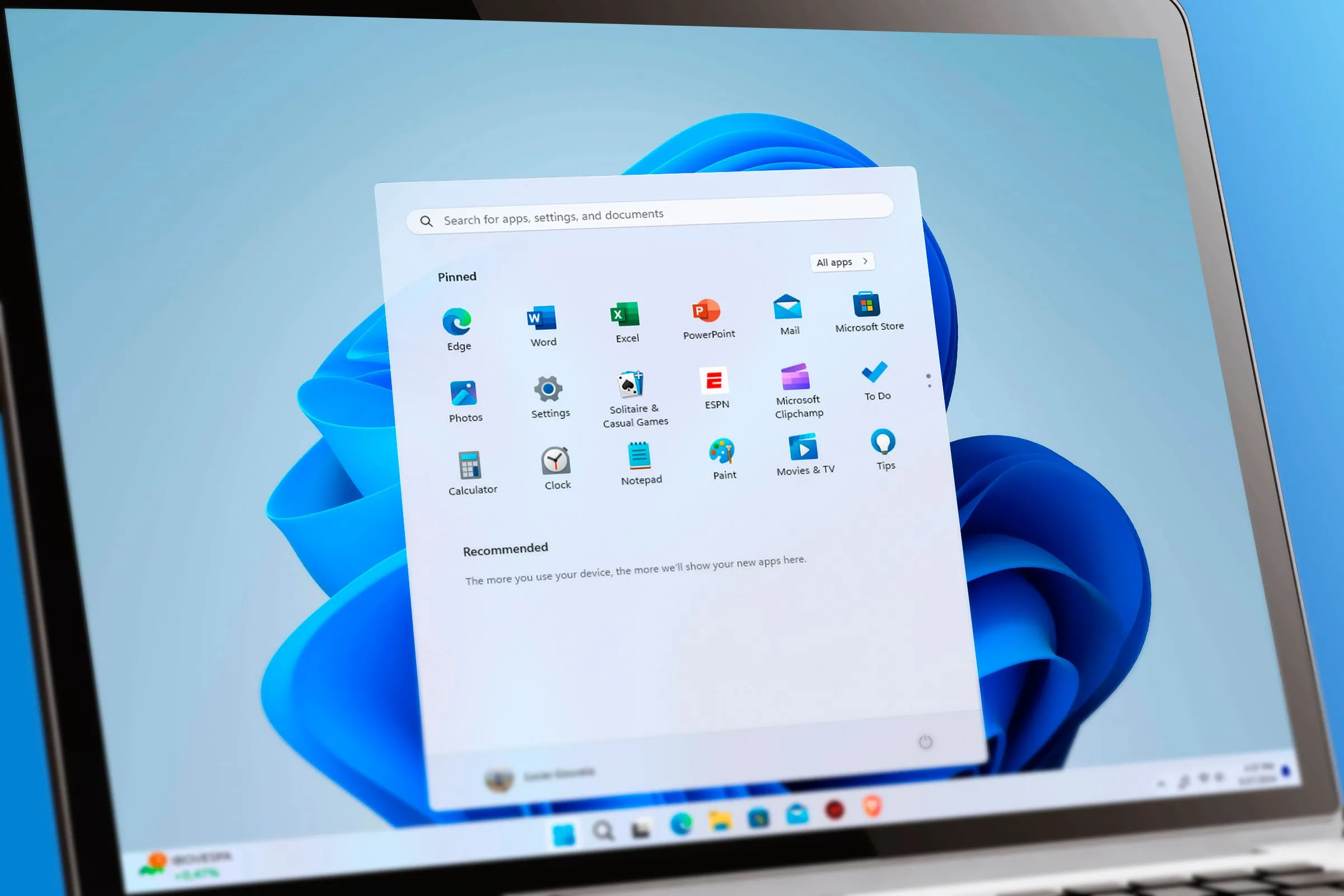 Giao diện Start Menu của Windows 11 trên laptop với ngăn kéo ứng dụng đang mở.