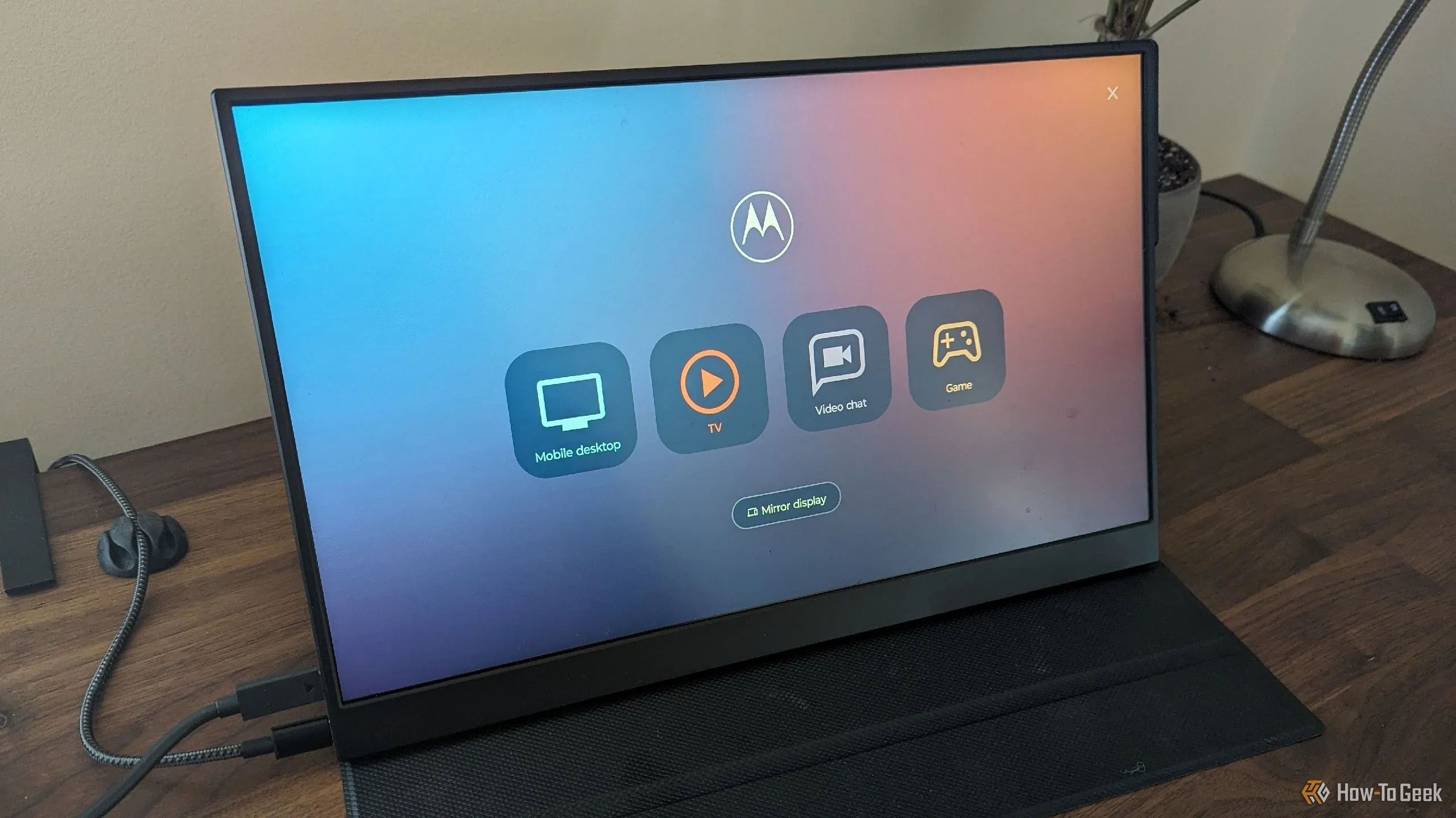 Giao diện trình khởi chạy Motorola Ready For (hiện là Smart Connect) trên màn hình di động, cung cấp các tùy chọn nhanh để chơi game, xem video hoặc gọi video.