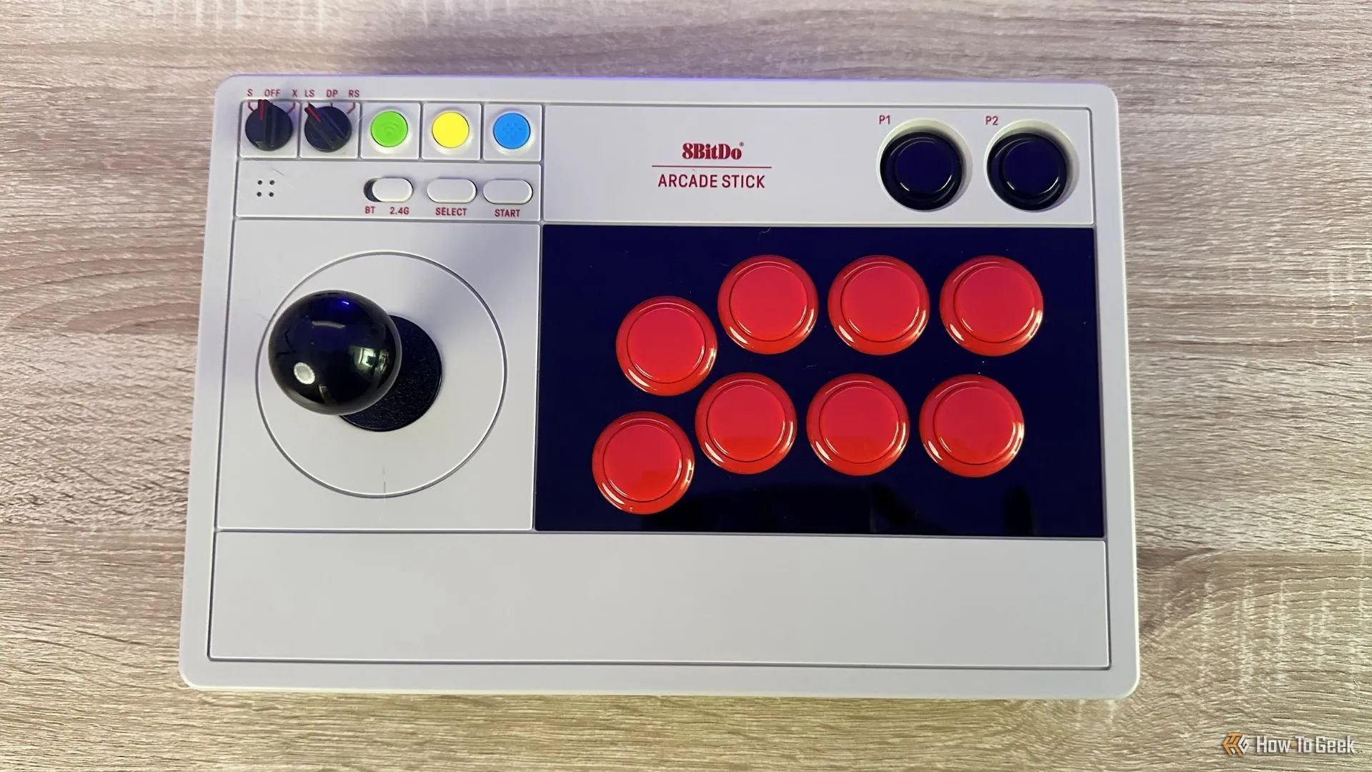 Góc nhìn từ trên xuống của 8BitDo Arcade Stick cho Switch, hiển thị bố cục nút bấm và cần gạt cổ điển cùng các tùy chọn kết nối linh hoạt.