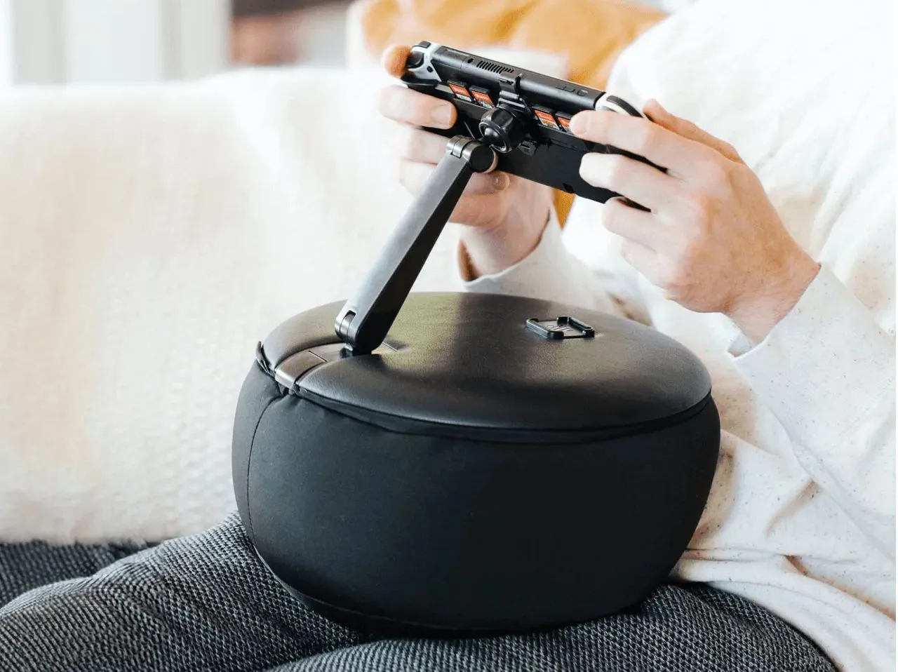 Gối gaming cầm tay Mechanism màu đen, có cánh tay đỡ điều chỉnh được, hỗ trợ các thiết bị chơi game cầm tay như Steam Deck trên ngực hoặc bụng.