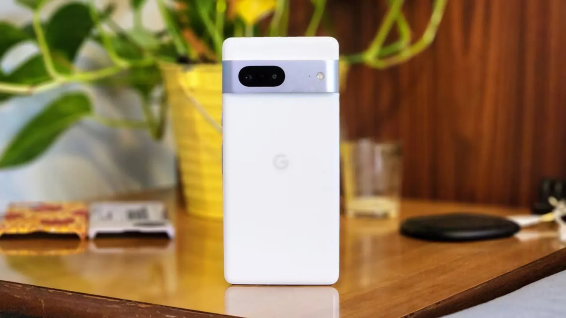 Google Pixel 7 đứng thẳng trên mặt bàn, nổi bật với thiết kế camera đặc trưng và màu sắc trang nhã.