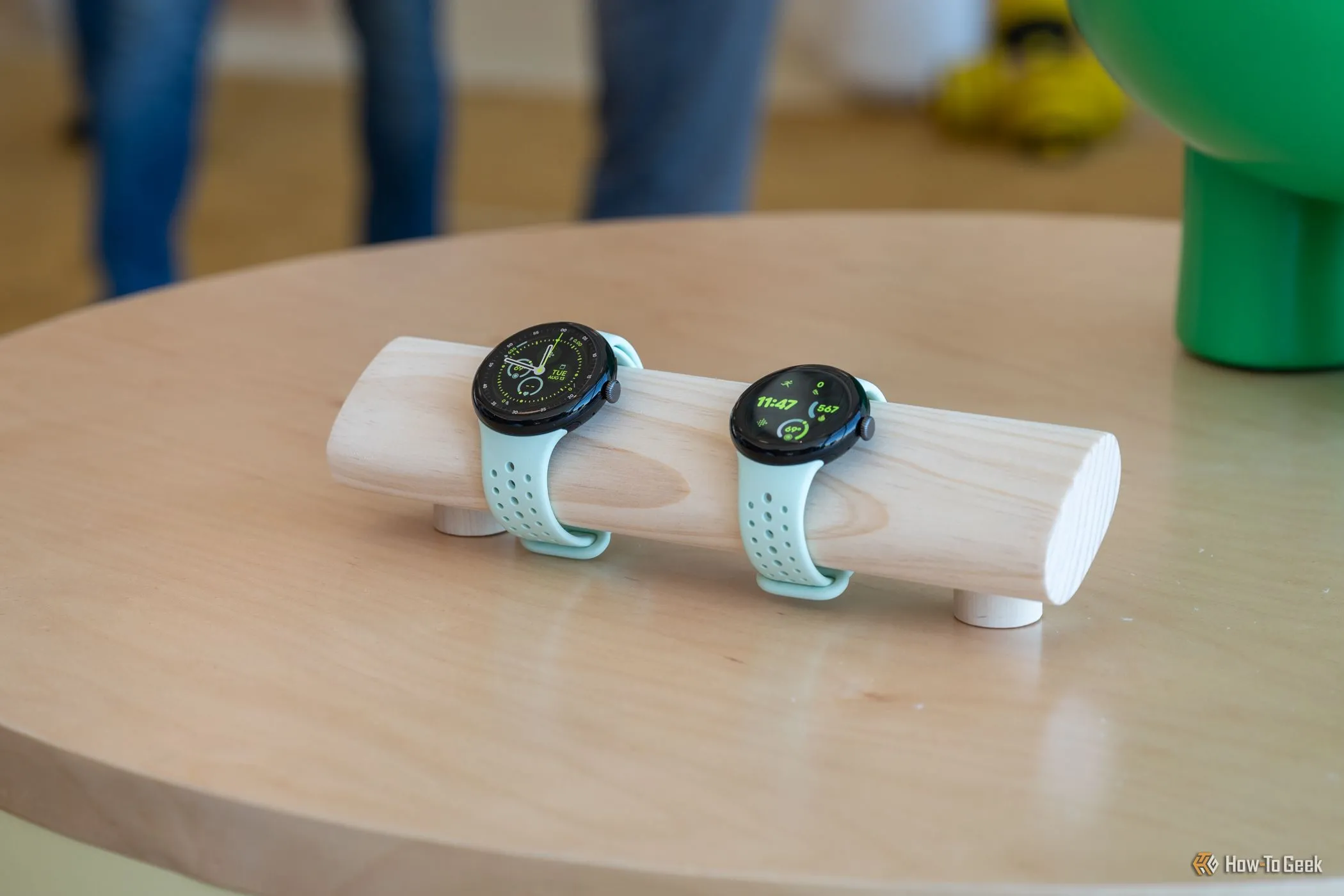Hai phiên bản Google Pixel Watch 3 41mm và 45mm trên màn hình