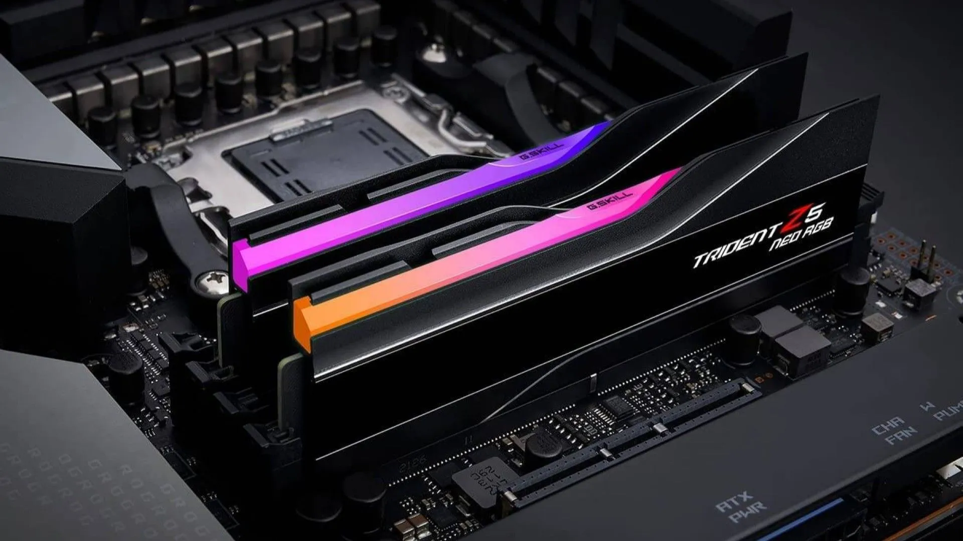 Hai thanh RAM G.SKILL Trident Z Neo RGB cắm vào khe DIMM trên bo mạch chủ, minh họa tính thẩm mỹ và hiệu năng
