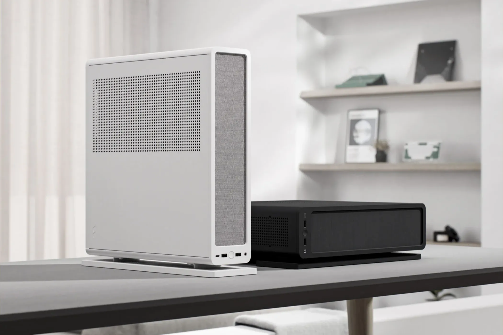 Hai vỏ máy tính Fractal Design Ridge Mini-ITX trên bàn, minh họa cho thiết kế nhỏ gọn.