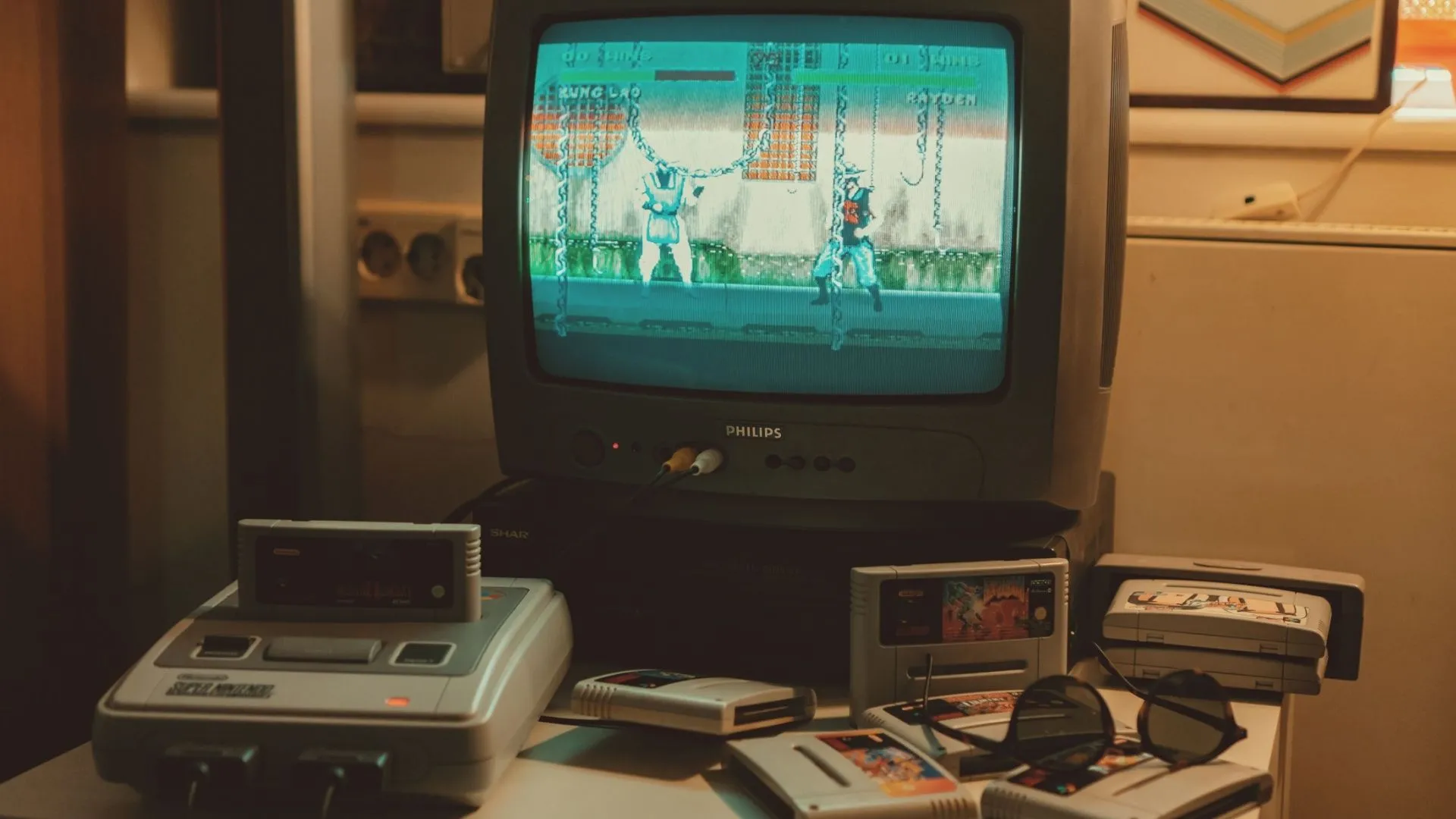 Hệ thống console Nintendo SNES kết nối với TV CRT cổ điển, cùng các băng game, đại diện cho kỷ nguyên nâng cấp phần cứng truyền thống của Nintendo.