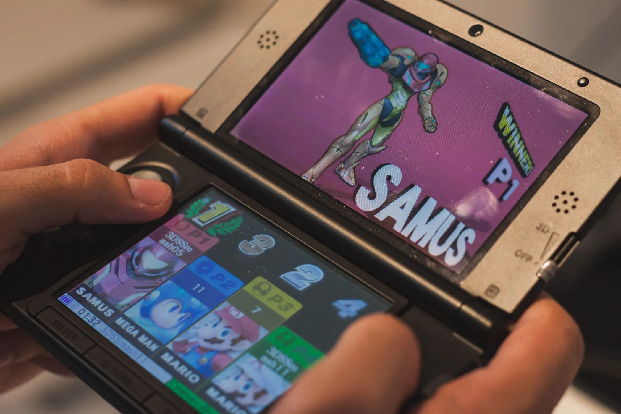 Hình ảnh cận cảnh máy chơi game cầm tay Nintendo 3DS, nổi bật với màn hình 3D không kính và thiết kế gập, thể hiện sự thử nghiệm của Nintendo trên dòng handheld.
