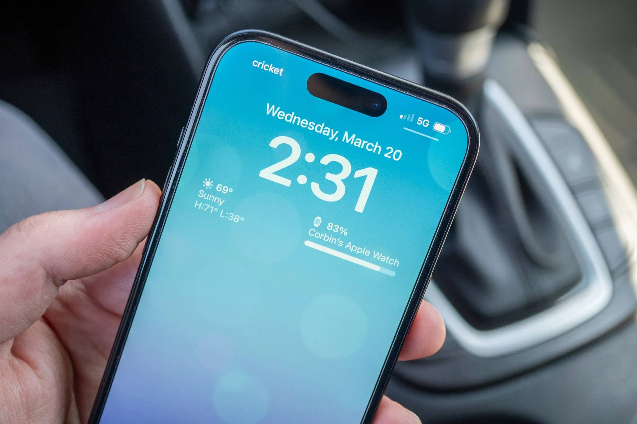 Hình ảnh iPhone 15 trong ô tô với tín hiệu mạng kém, tượng trưng cho sự cố kết nối hoặc hỗ trợ RCS không đầy đủ trên một số nhà mạng.