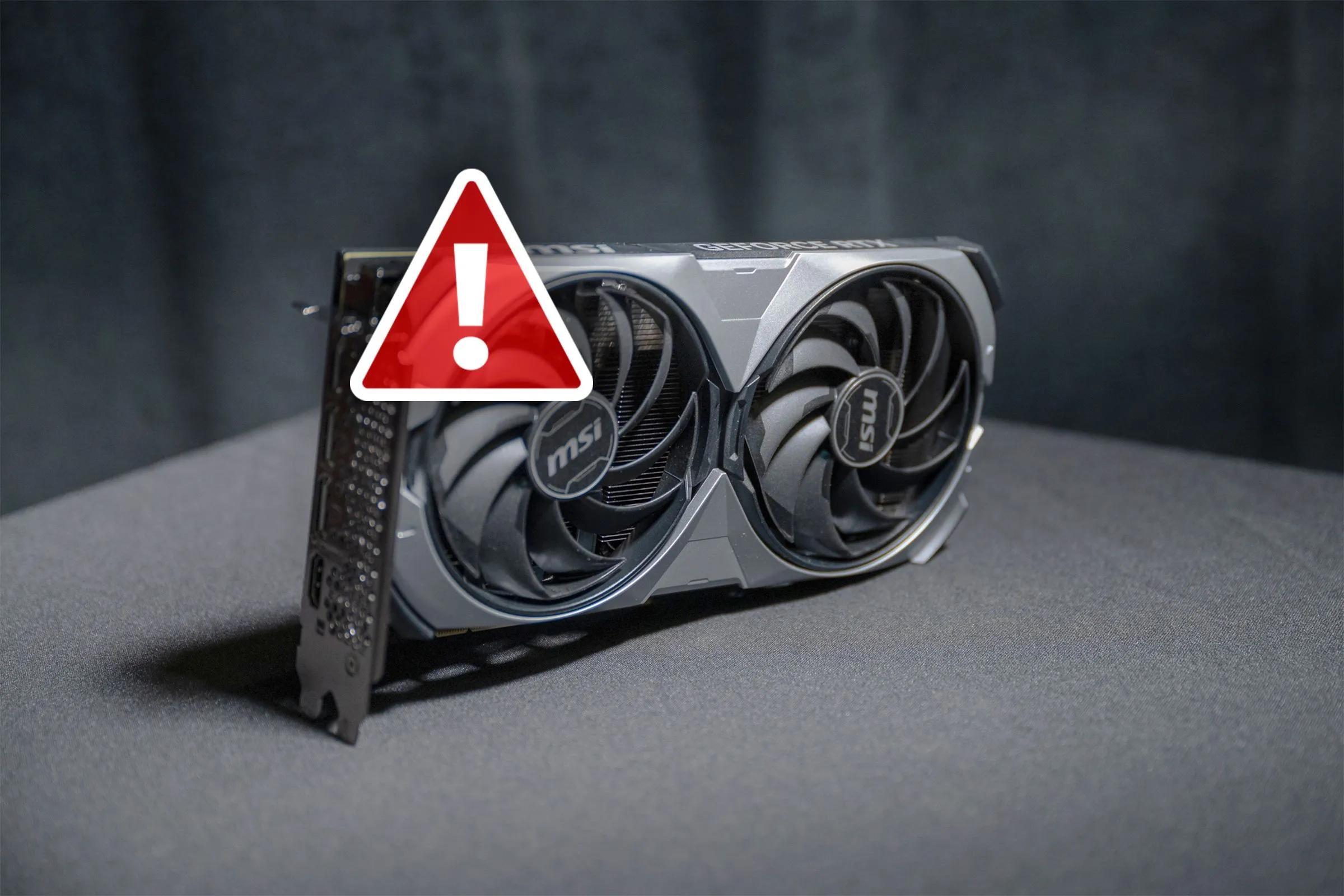 Hình ảnh một card đồ họa với biểu tượng cảnh báo, tượng trưng cho những vấn đề về cung ứng và lỗi kỹ thuật của dòng GPU RTX 50.