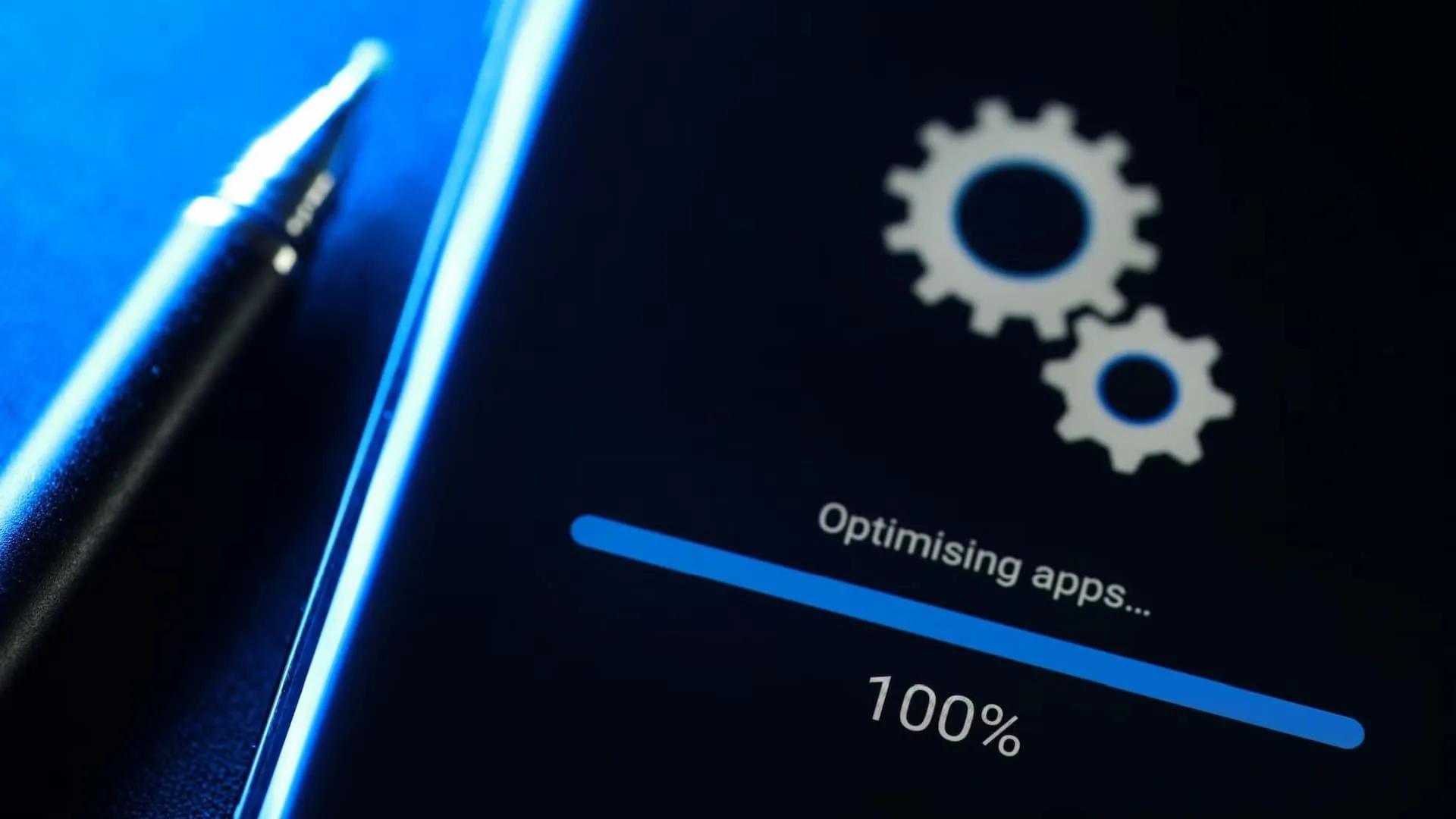 Hình ảnh một chiếc điện thoại Android đang trong quá trình cài đặt bản cập nhật hệ thống, với tiêu điểm mềm.
