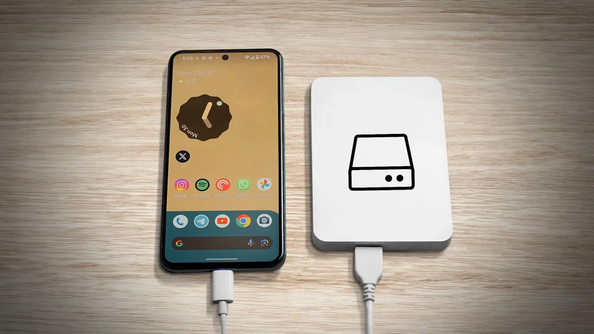 Hình ảnh một chiếc điện thoại Android ở bên trái với màn hình chính Android và một ổ cứng ở bên phải với biểu tượng ổ cứng.