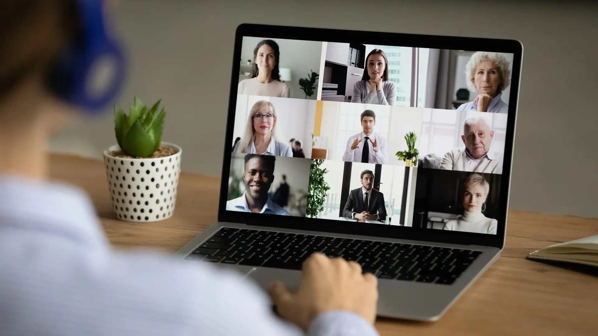 Hình ảnh người đàn ông đang tham gia cuộc họp trực tuyến qua Zoom với chất lượng video rõ nét