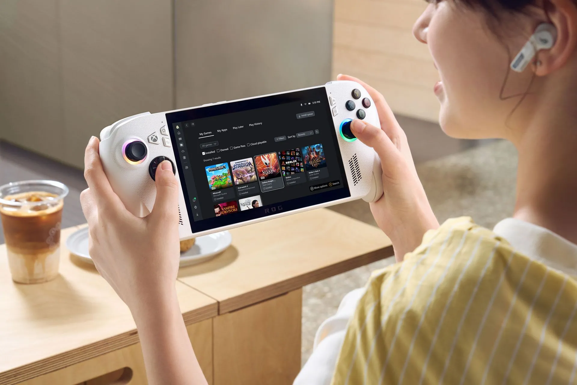 Hình ảnh quảng cáo người dùng đang trải nghiệm chơi game trên thiết bị Xbox ROG Ally X.