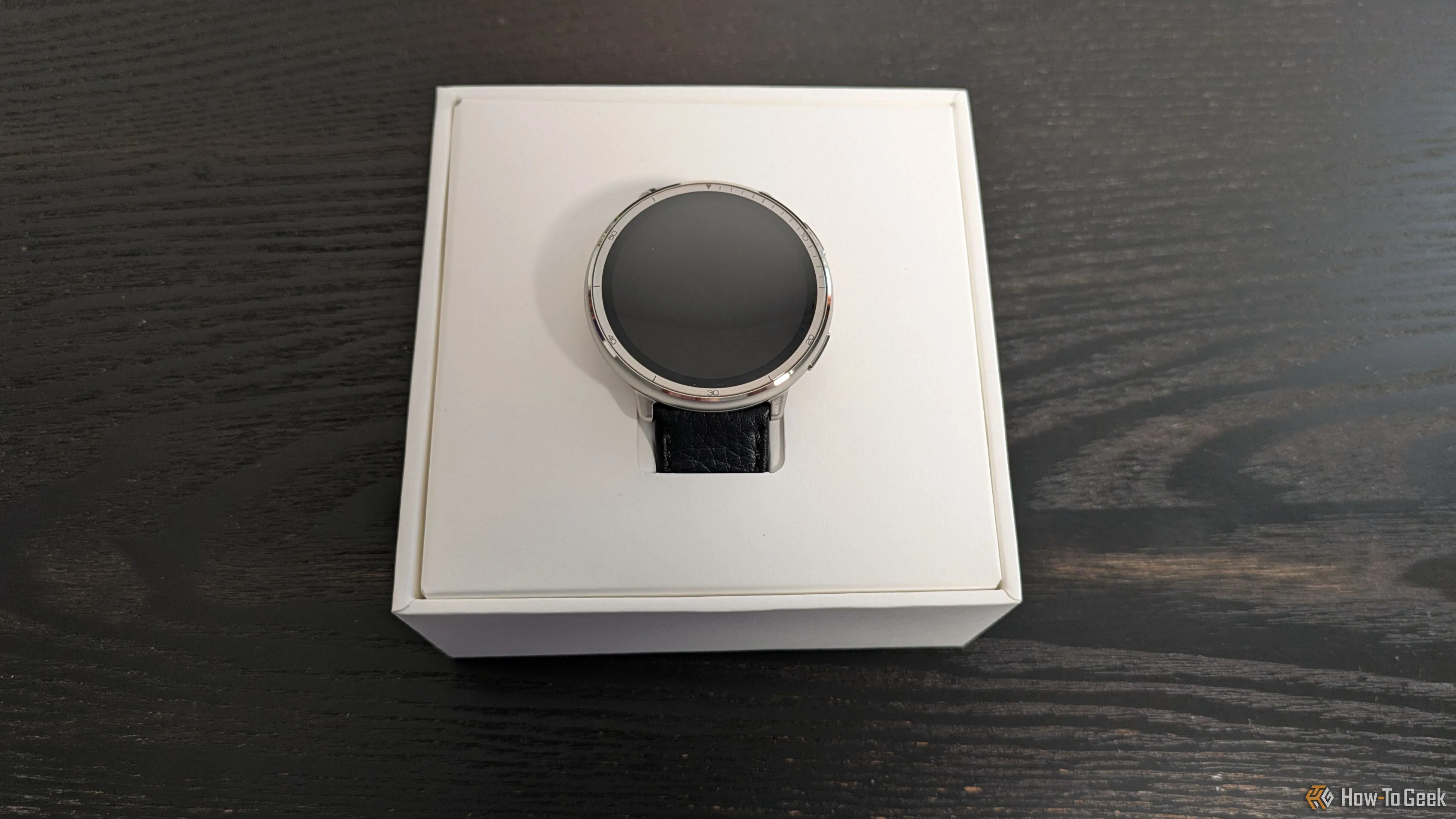 Hộp sản phẩm Amazfit Active 2 mở ra, lộ đồng hồ và phụ kiện bên trong.