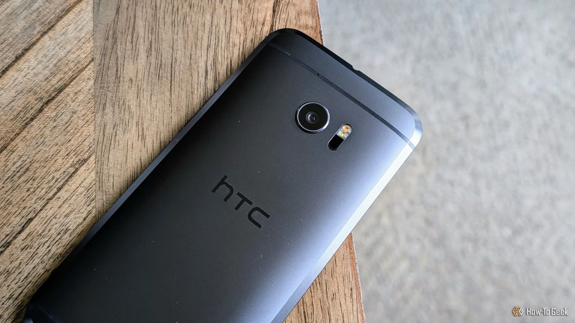 HTC 10 với thiết kế kim loại nguyên khối, nút home tích hợp cảm biến vân tay, thể hiện sự cao cấp và tối giản.
