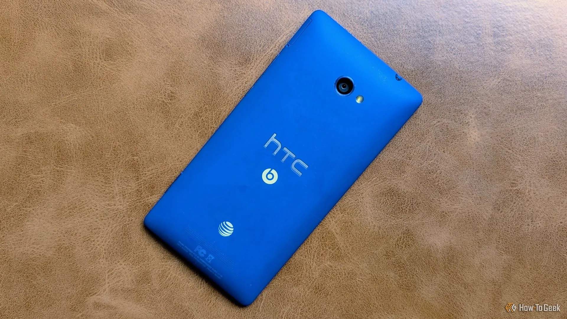 HTC 8X màu xanh nổi bật, thể hiện thiết kế độc đáo và các cạnh bo tròn đặc trưng của dòng Windows Phone.