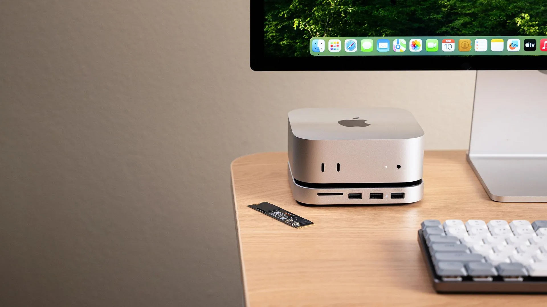 Hub Satechi M4 Mac Mini kết nối với màn hình và phụ kiện