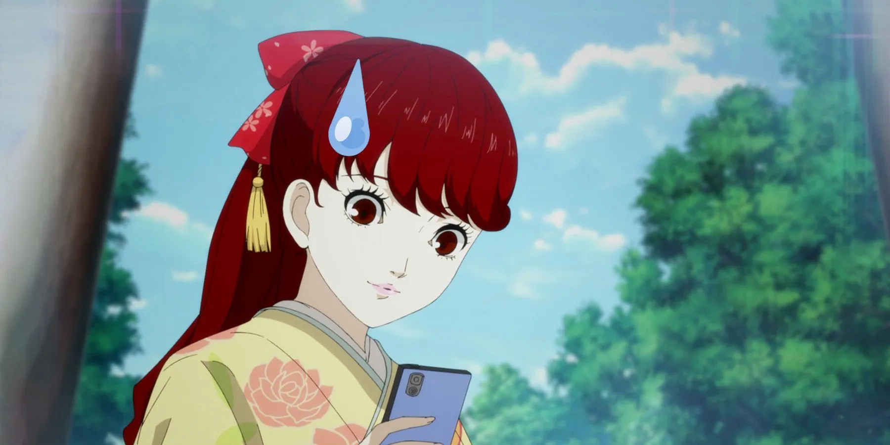 Kasumi từ Persona 5 Royal đang nhìn vào điện thoại thông minh, một ví dụ về yếu tố mô phỏng xã hội trong JRPG lấy cảm hứng anime.