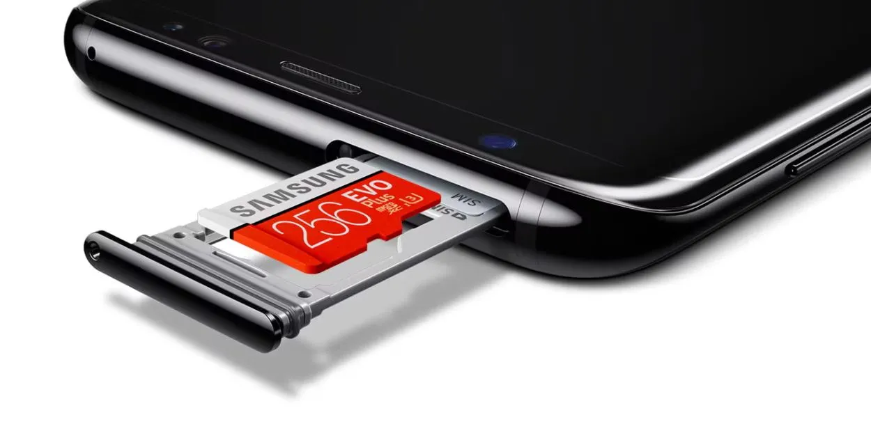 Khay SIM và thẻ nhớ microSD của Samsung Galaxy S8 màu đen đang được kéo ra, cho thấy khe cắm thẻ nhớ mở rộng, nổi bật khả năng nâng cấp dung lượng lưu trữ.