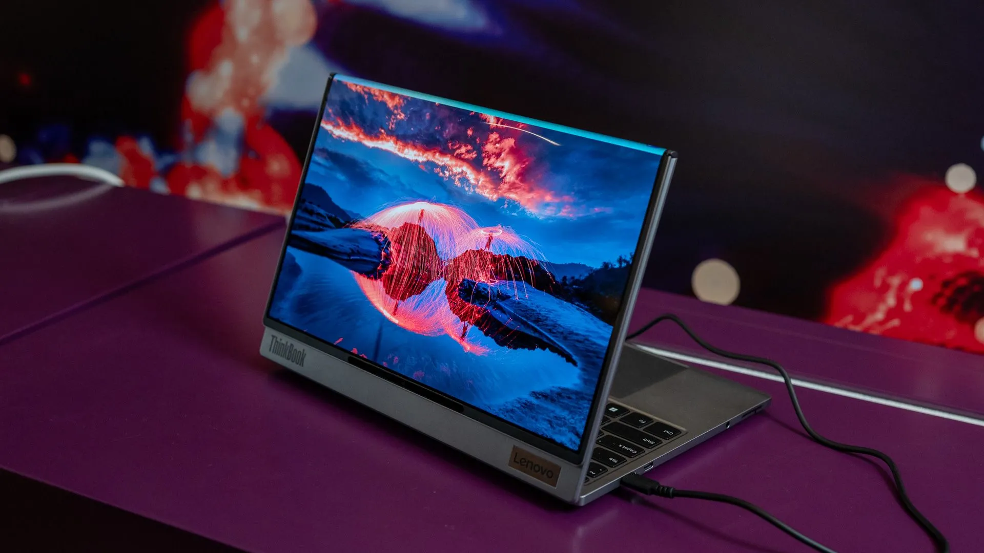 Laptop concept Lenovo ThinkBook Flip AI PC với màn hình gập