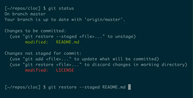 Lệnh 'git restore --staged' tự động hoàn thành tên tệp 'README.md', tệp duy nhất đang ở trạng thái staged và có thể được khôi phục.