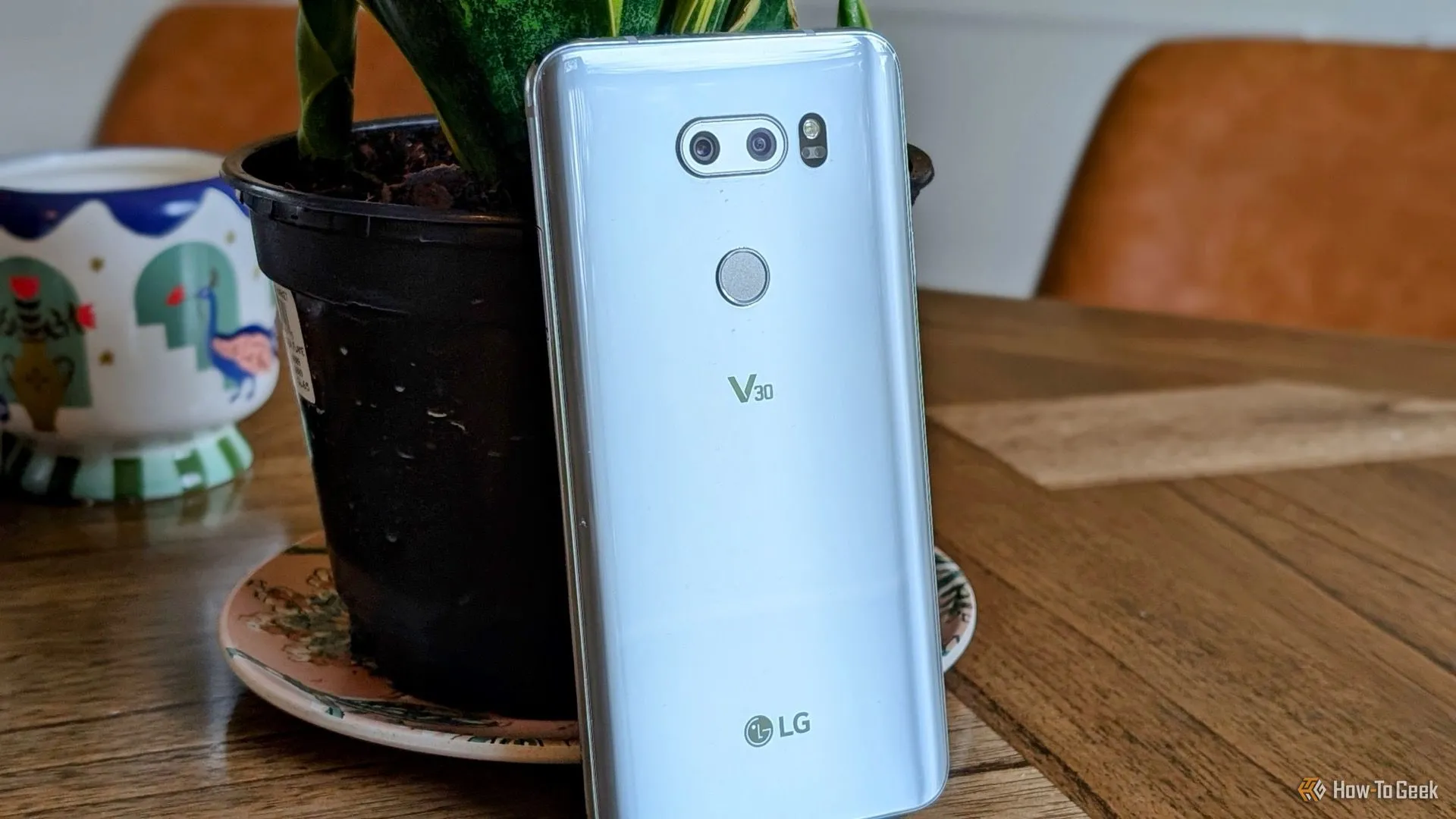 LG V30 màu xanh nổi bật với thiết kế tối giản và cao cấp, thể hiện sự tinh tế.