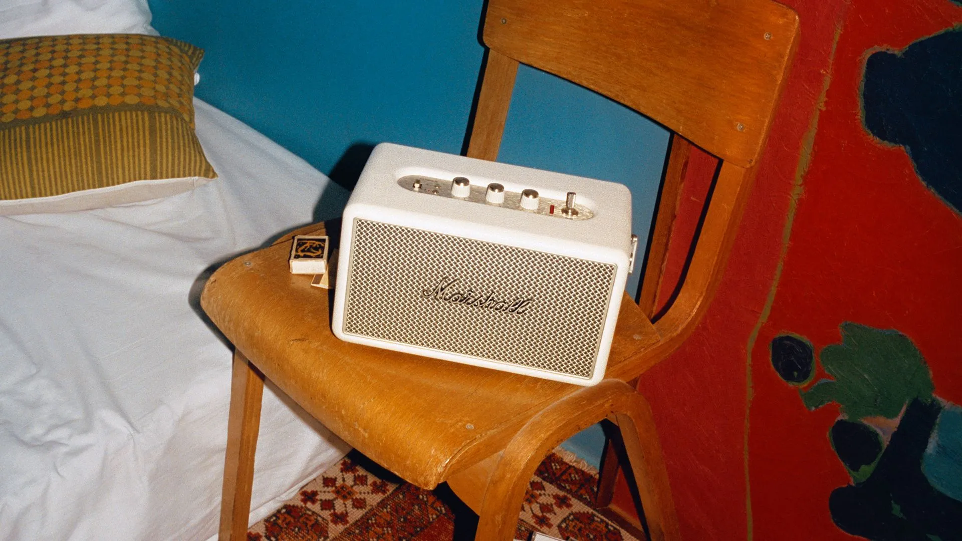 Loa di động Marshall Kilburn III với thiết kế cổ điển, nhấn mạnh thời lượng pin ấn tượng 50 giờ và tính di động.