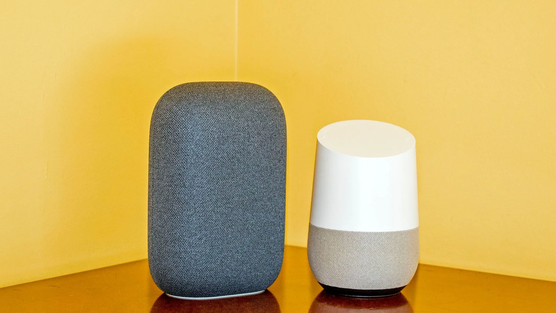 Loa Google Nest phát sáng màu tím, biểu thị tính năng Gemini