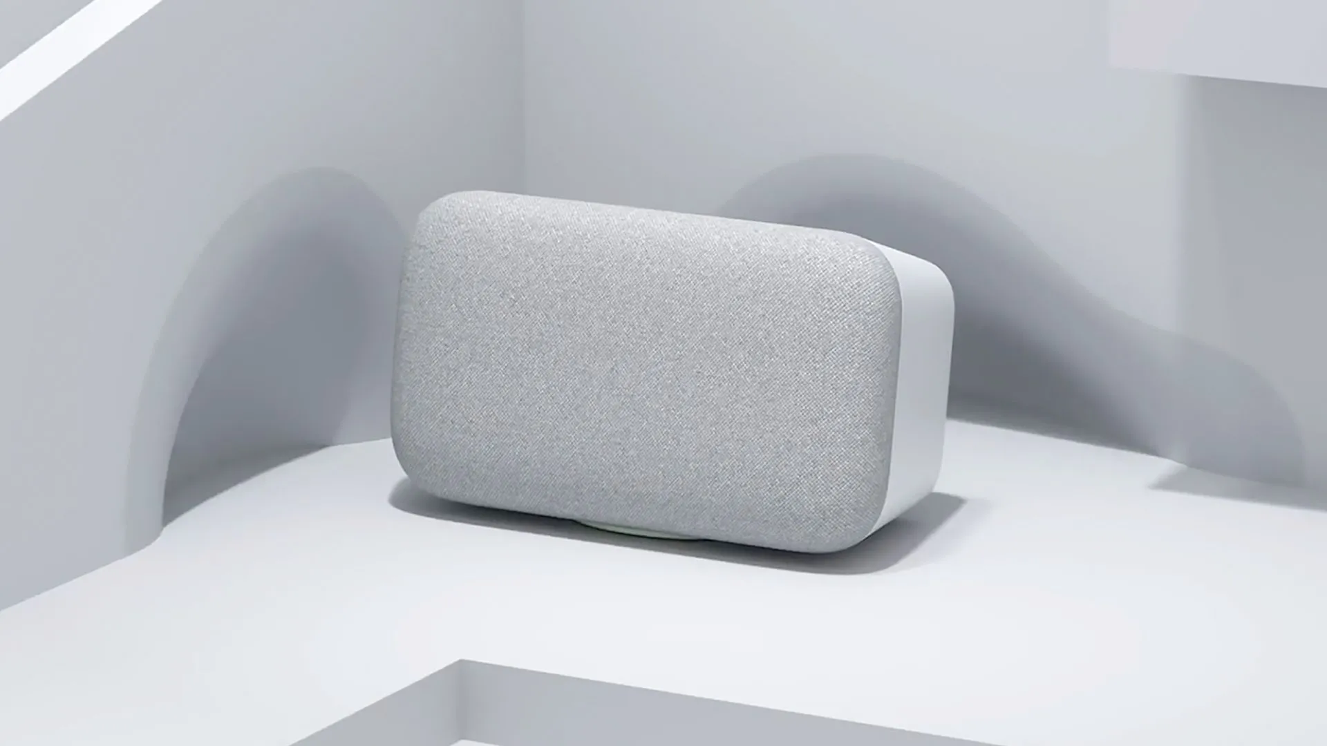 Loa thông minh Google Home Max màu xám trên bàn làm việc