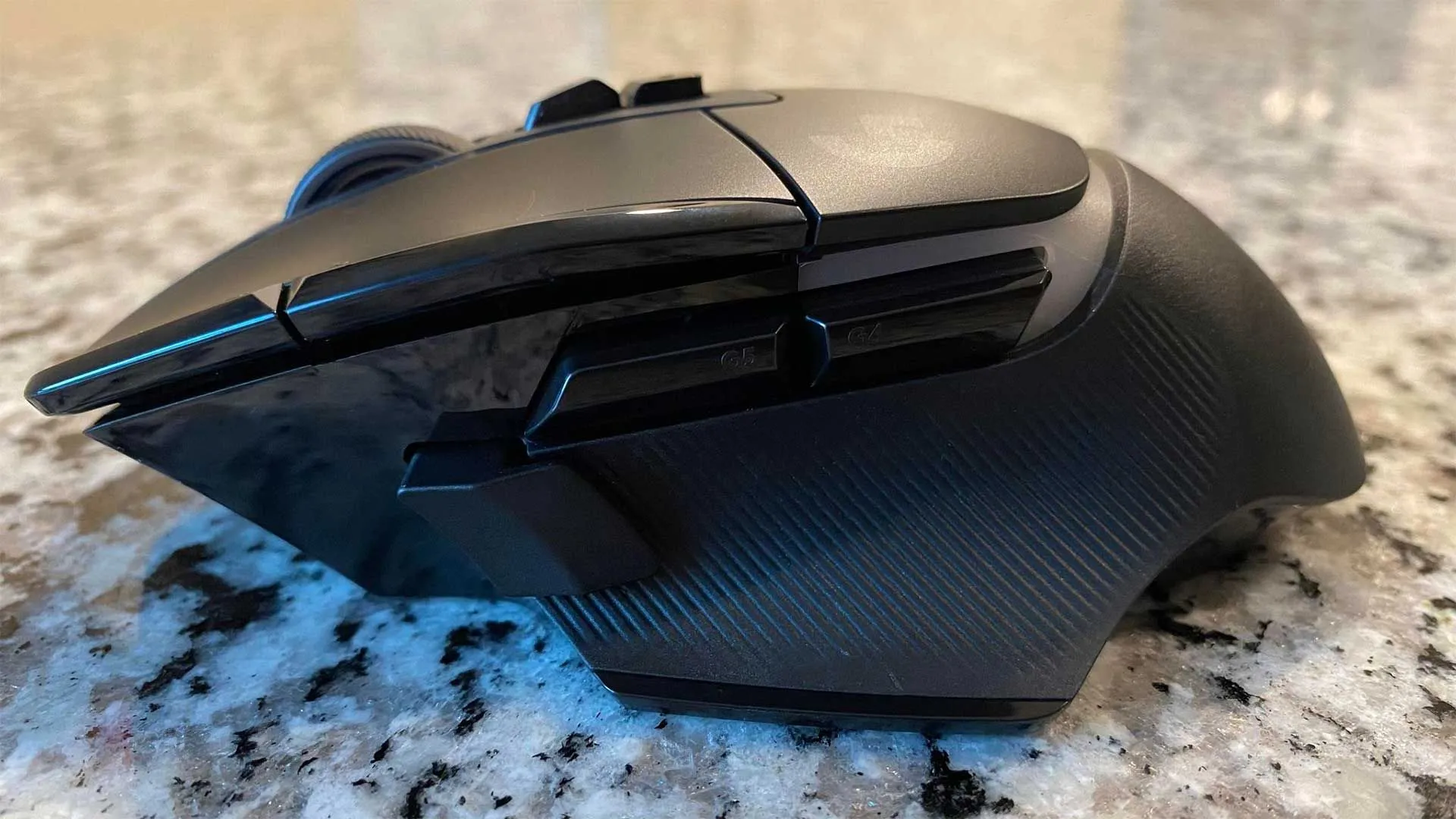 Logitech G502 X Plus - Góc nhìn bên hông hiển thị các nút chức năng và thiết kế