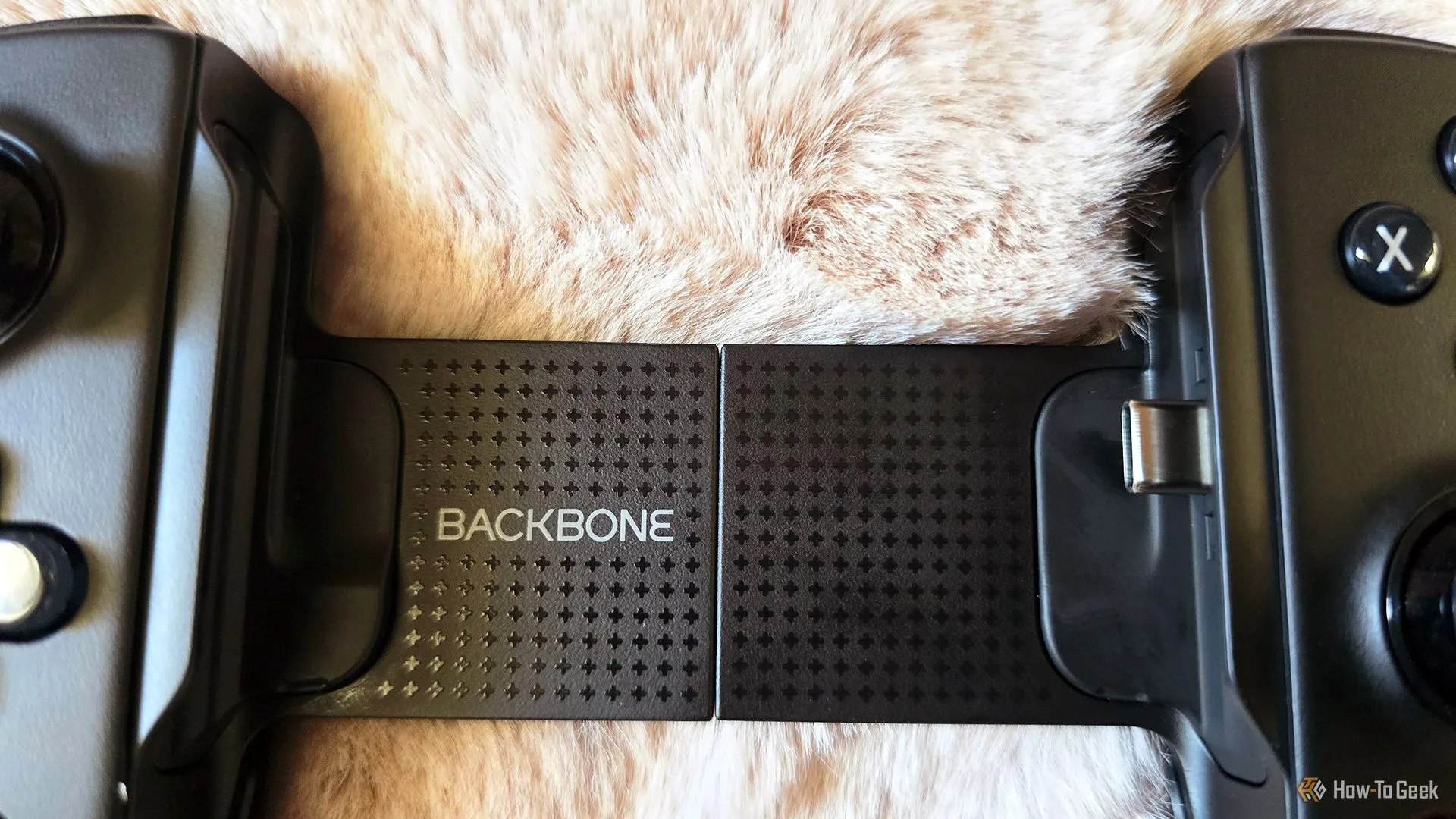 Logo Backbone trên bộ điều khiển chơi game di động và cloud gaming Backbone Pro